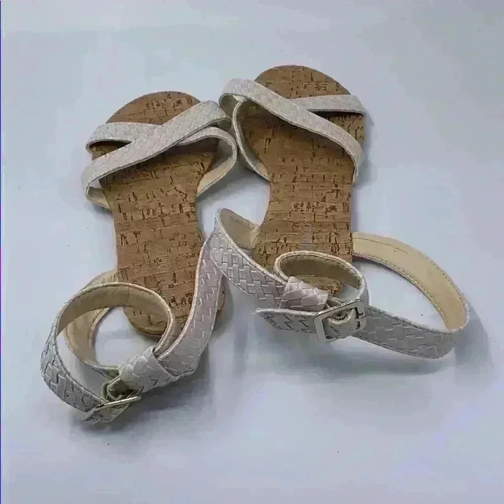 Like new West Loop fabric flat strappy sand… - Picture 3 of 7